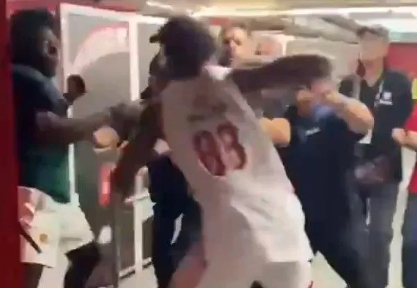 (VIDEO) Pojavljuju se novi snimci nereda, Olympiacos sprema tužbu protiv igrača PAO-a