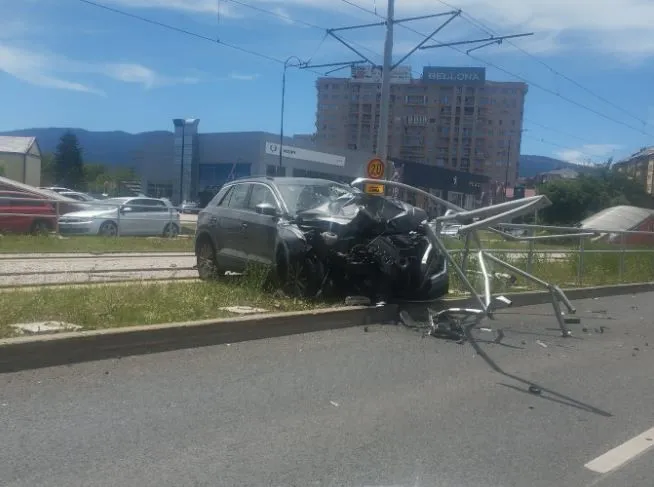 Teška nesreća na Stupu, vozilom se zakucao u ogradu, ima povrijeđenih
