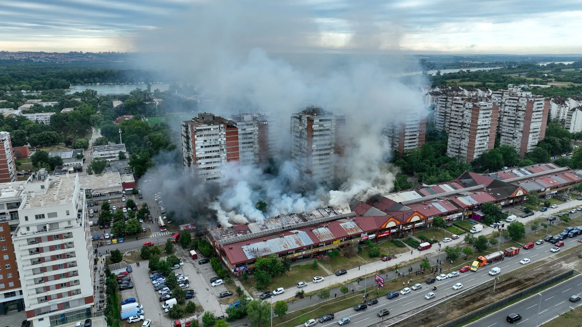 Veliki požar u tržnom centru, dva vatrogasca povrijeđena, vatra pod kontrolom - slika 6
