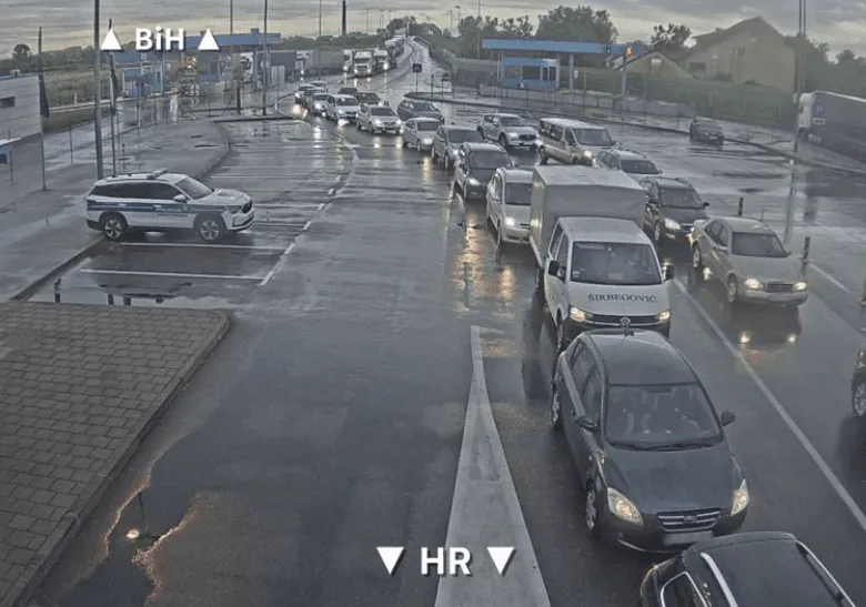 Zatvoreni dijelovi autoputa A1 u BiH, na nekim graničnim prelazima formirane duge kolone
