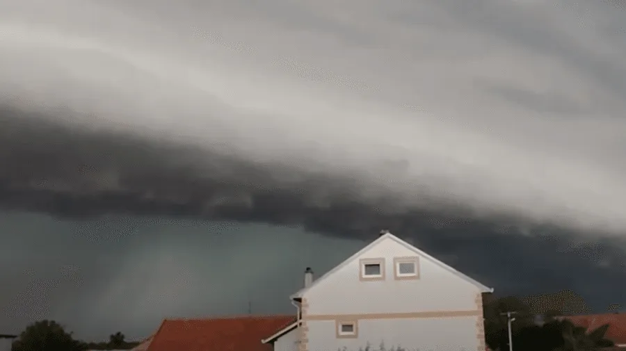 (VIDEO) Snažno nevrijeme pogodilo Srbiju, dolazak oluje izgledao je kao u filmovima