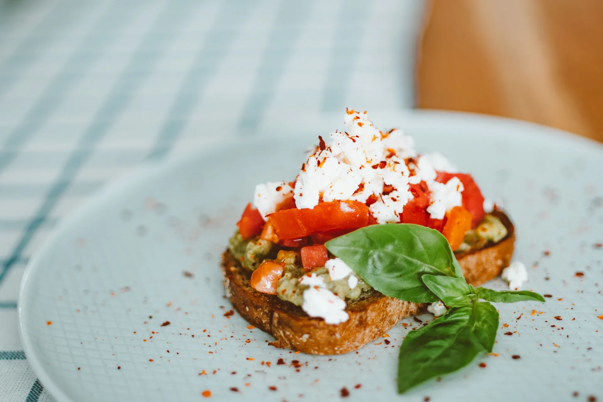 Grčki tost sa sirom i povrćem, hrskava mediteranska uživancija gotova za nekoliko minuta