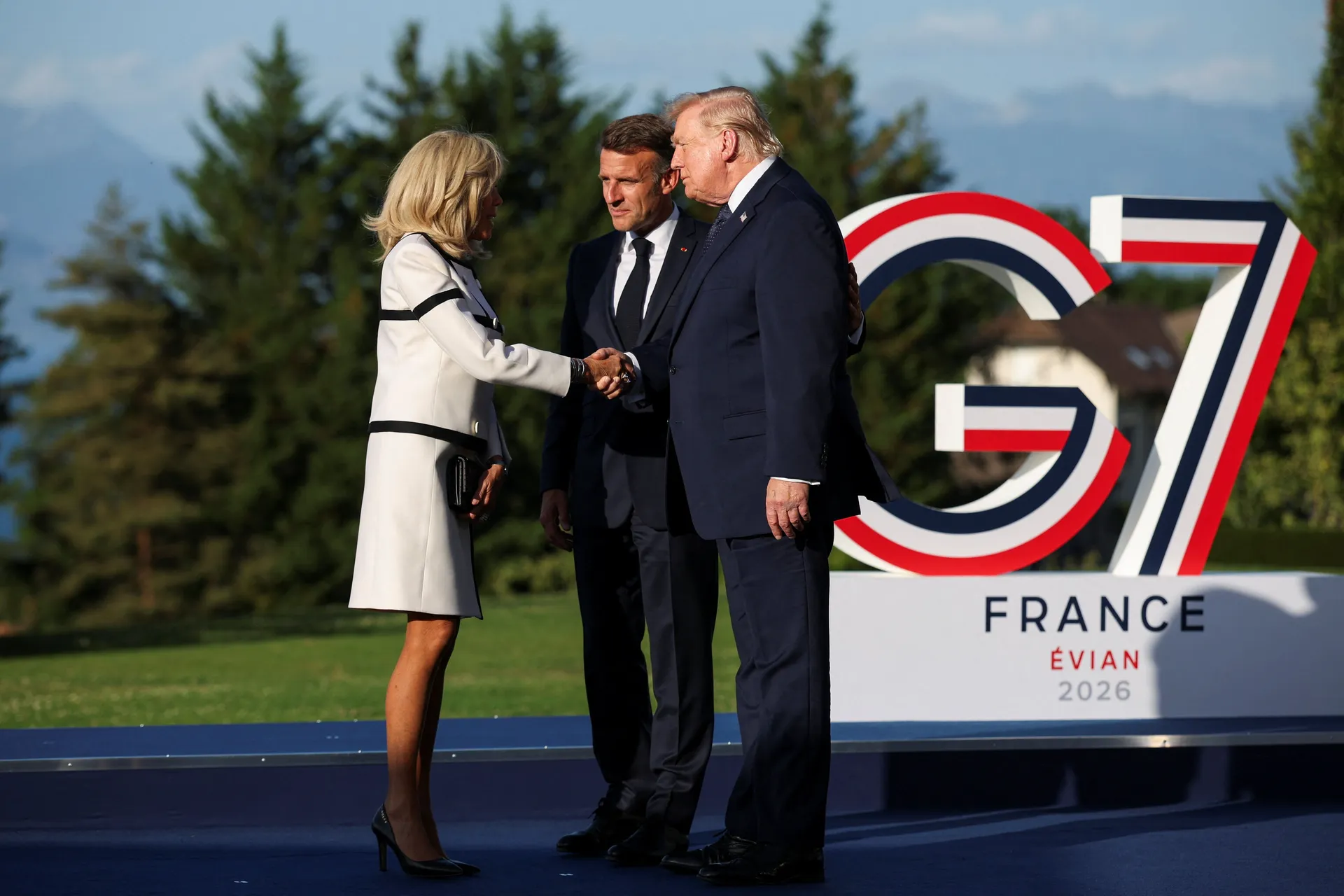 (VIDEO) Snimak Trumpa i Macronove supruge postao viralan zbog dugotrajnog rukovanja
