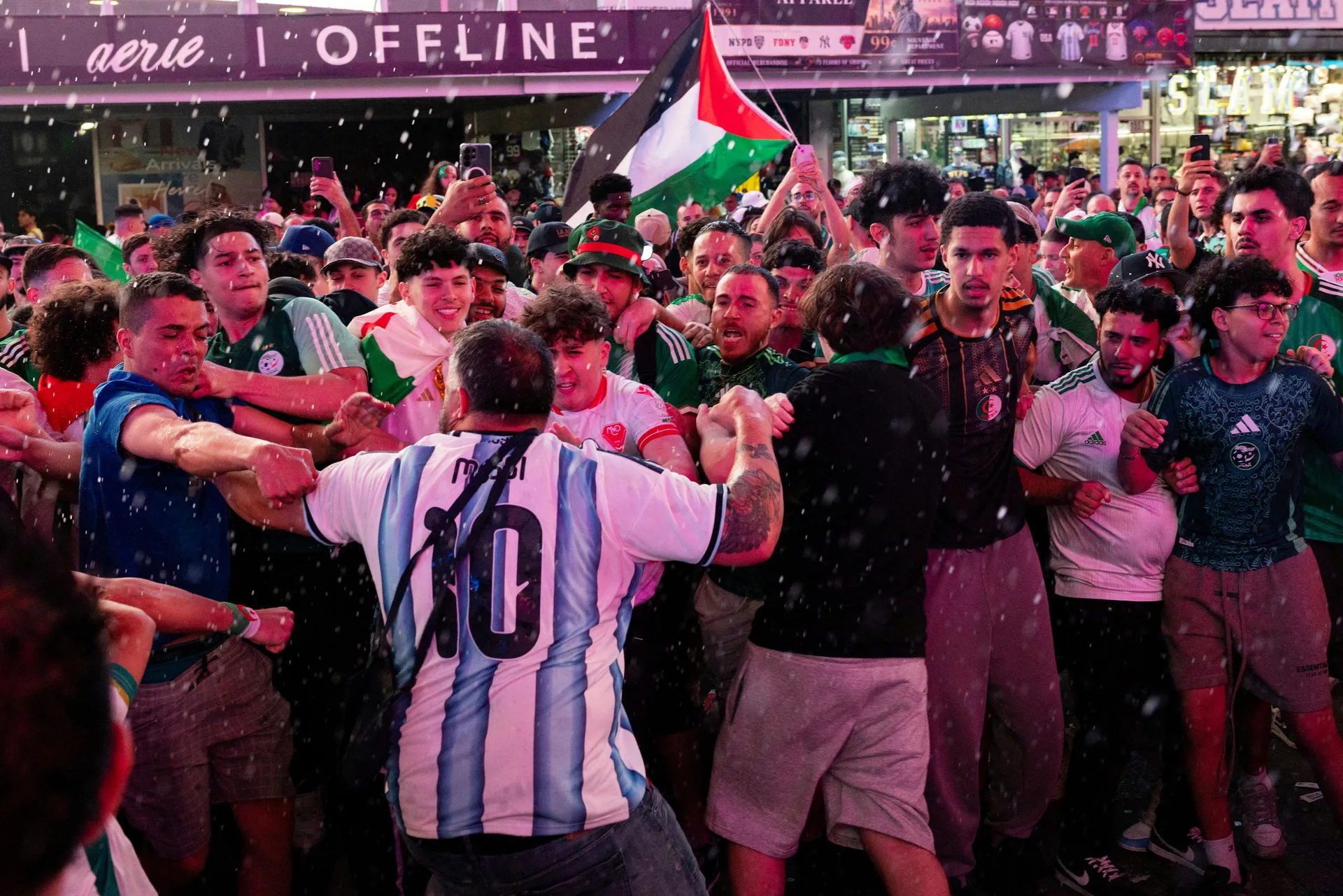 (VIDEO) Navijački obračun na Mundijalu, Alžirci i Argentinci se potukli na Times Squareu