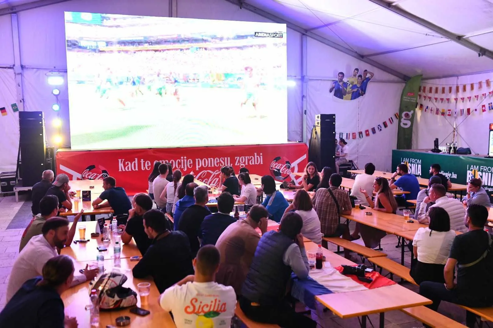 Navijač gledaju utakmicu Francuska - Senegal u fan zoni "I am from Bosnia"