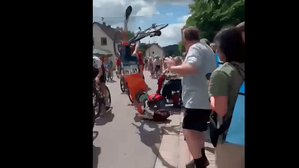 (VIDEO) Penzionerka skuterom uletjela među bicikliste i izazvala stravičan lančani sudar