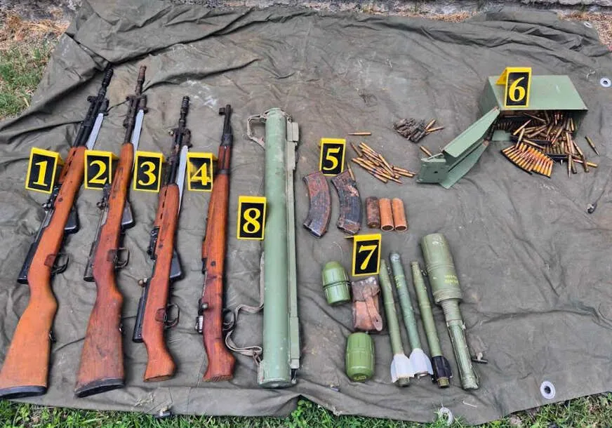 Arsenal oružja, uključujući bombe i zolju, pronađen tokom pretresa, uhapšena jedna osoba