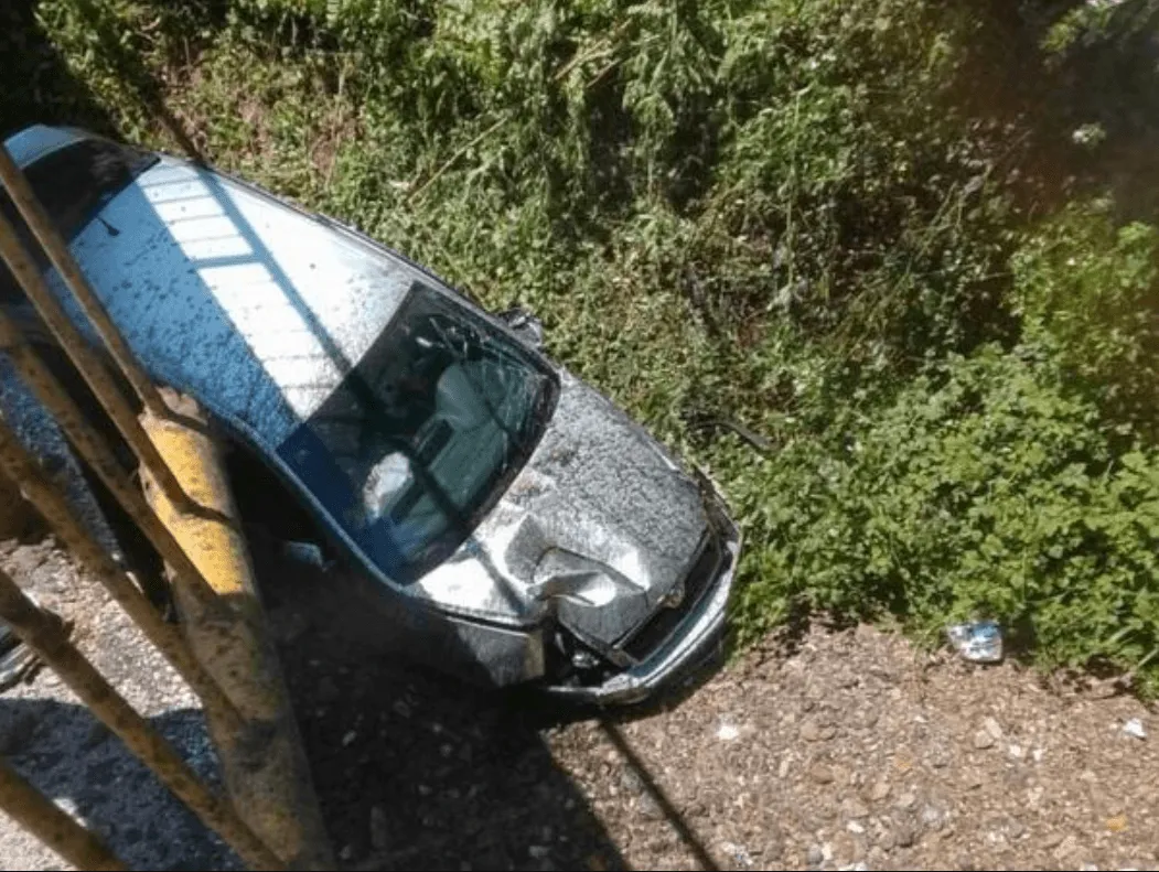 Težak udes: Auto probilo zaštitnu ogradu mosta te završilo ispod njega