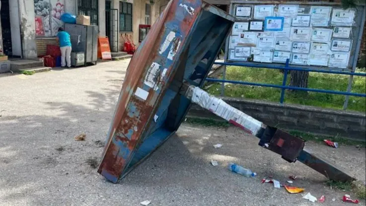 Konstrukcija autobuskog stajališta u Srbiji pala na dječaka, ljekari mu se bore za život