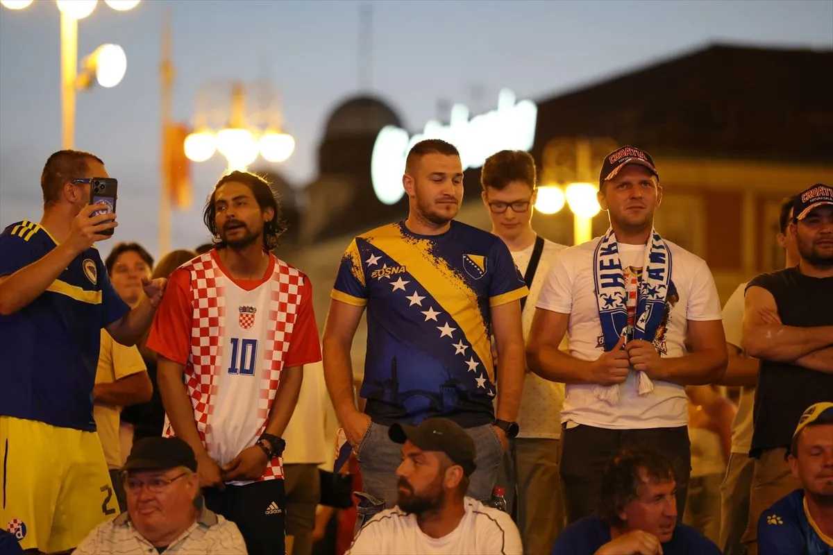 Plavo-žute boje zavladale centrom Zagreba: Na Trgu bana Jelačića vijore se zastave BiH