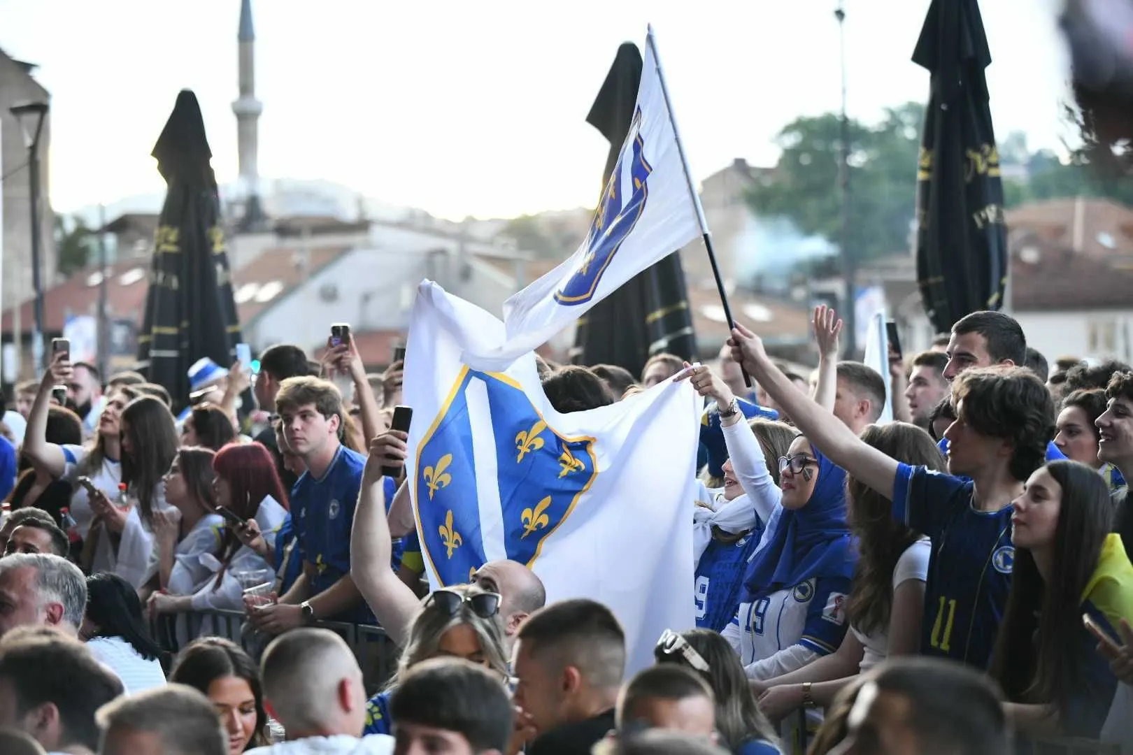 Atmosfera u fan zoni prekoputa Vijećnice