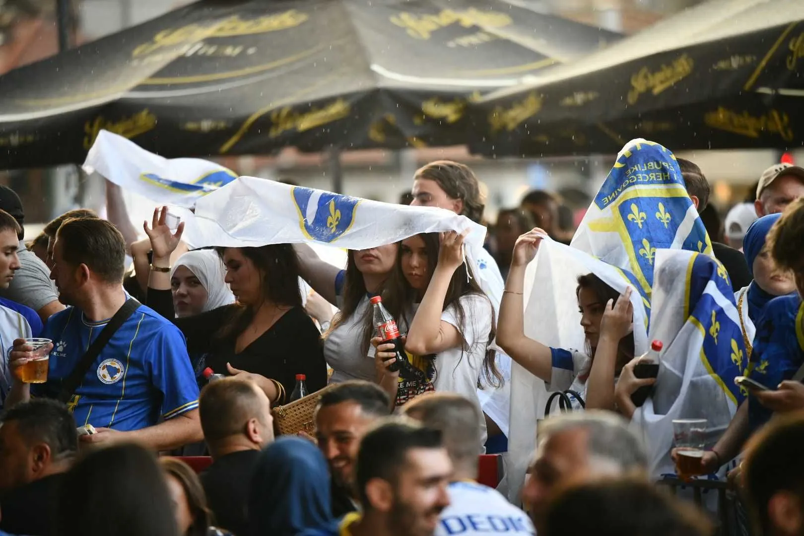 Atmosfera u fan zoni prekoputa Vijećnice