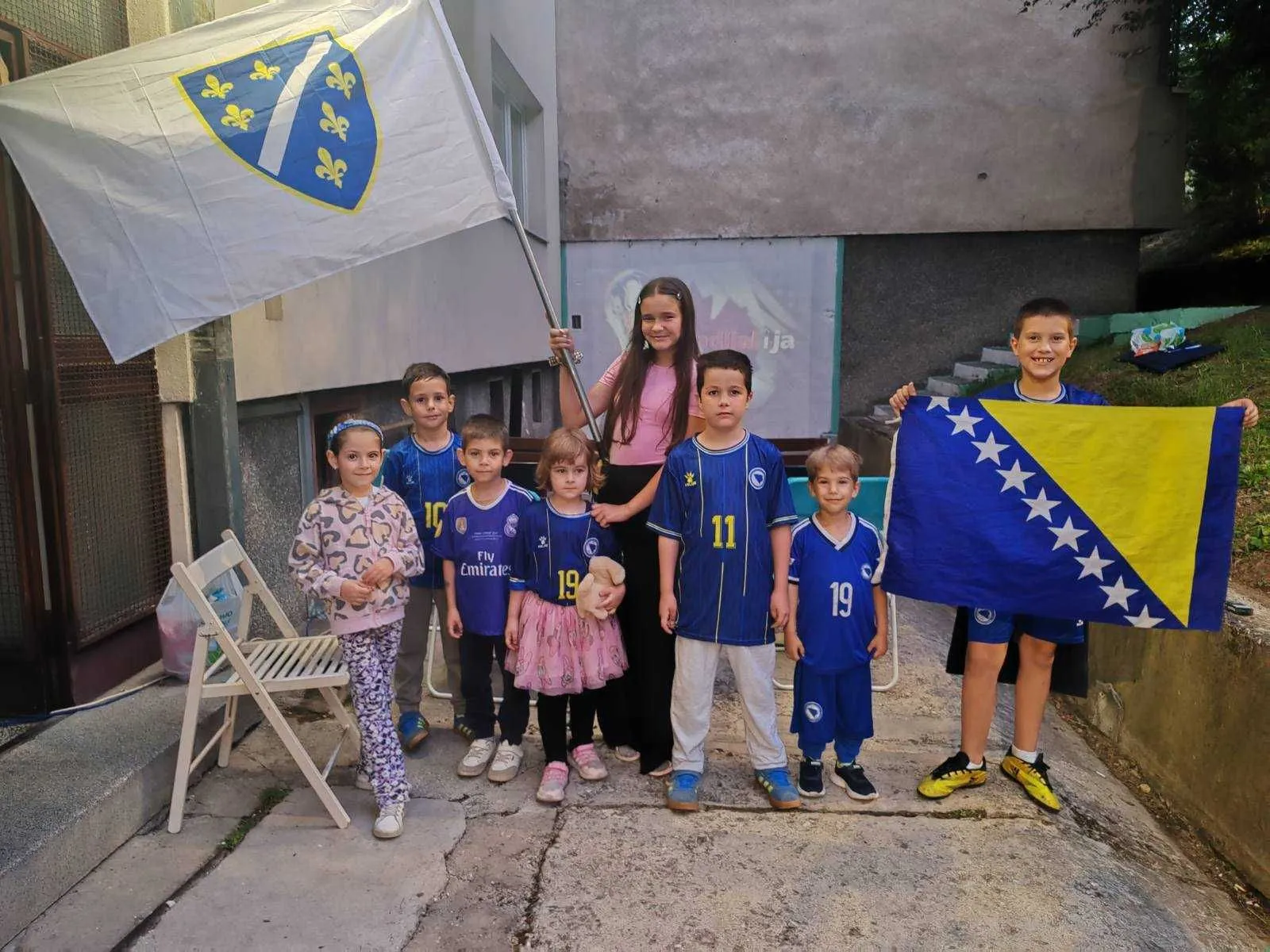 Komšiluk u Sarajevu zajedno uz Zmajeve, odjekivala pjesma "Jedna si jedina"