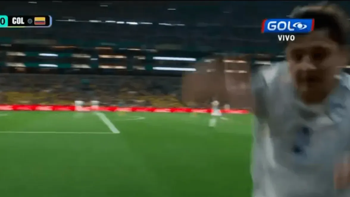 (VIDEO) Defanzivac Uzbekistana teško povrijedio kamermana, sudija mu dao žuti karton