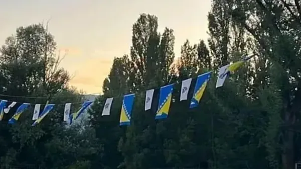 Odgovor na vandalizam: U Livnu postavljeno još više zastava Bosne i Hercegovine
