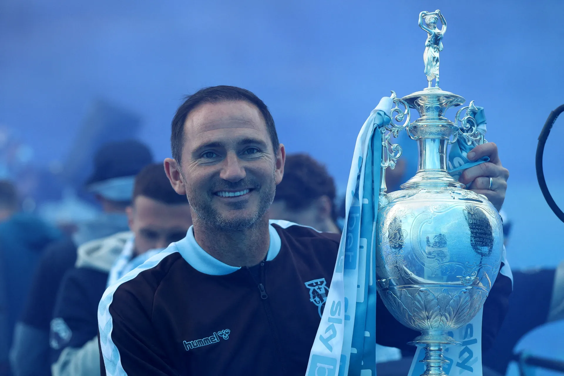 FILE PHOTO: Soccer Football - Championship - Coventry City Promotion Parade - Coventry, Britain - May 4, 2026 Coventry City manager Frank Lampard poses for a photograph with the Championship trophy during the parade as they celebrate promotion to Premier 
