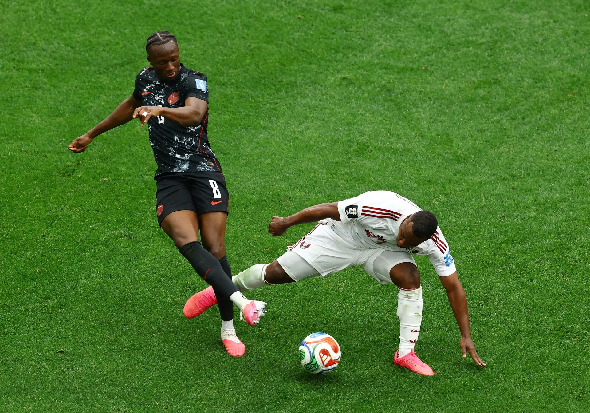 Soccer Football - FIFA World Cup 2026 - Group B - Canada v Qatar - BC Place, Vancouver, Canada - June 18, 2026 Qatar's Assim Madibo fouls Canada's Ismael Kone before he s shown a red card REUTERS/Albert Gea     TPX IMAGES OF THE DAY