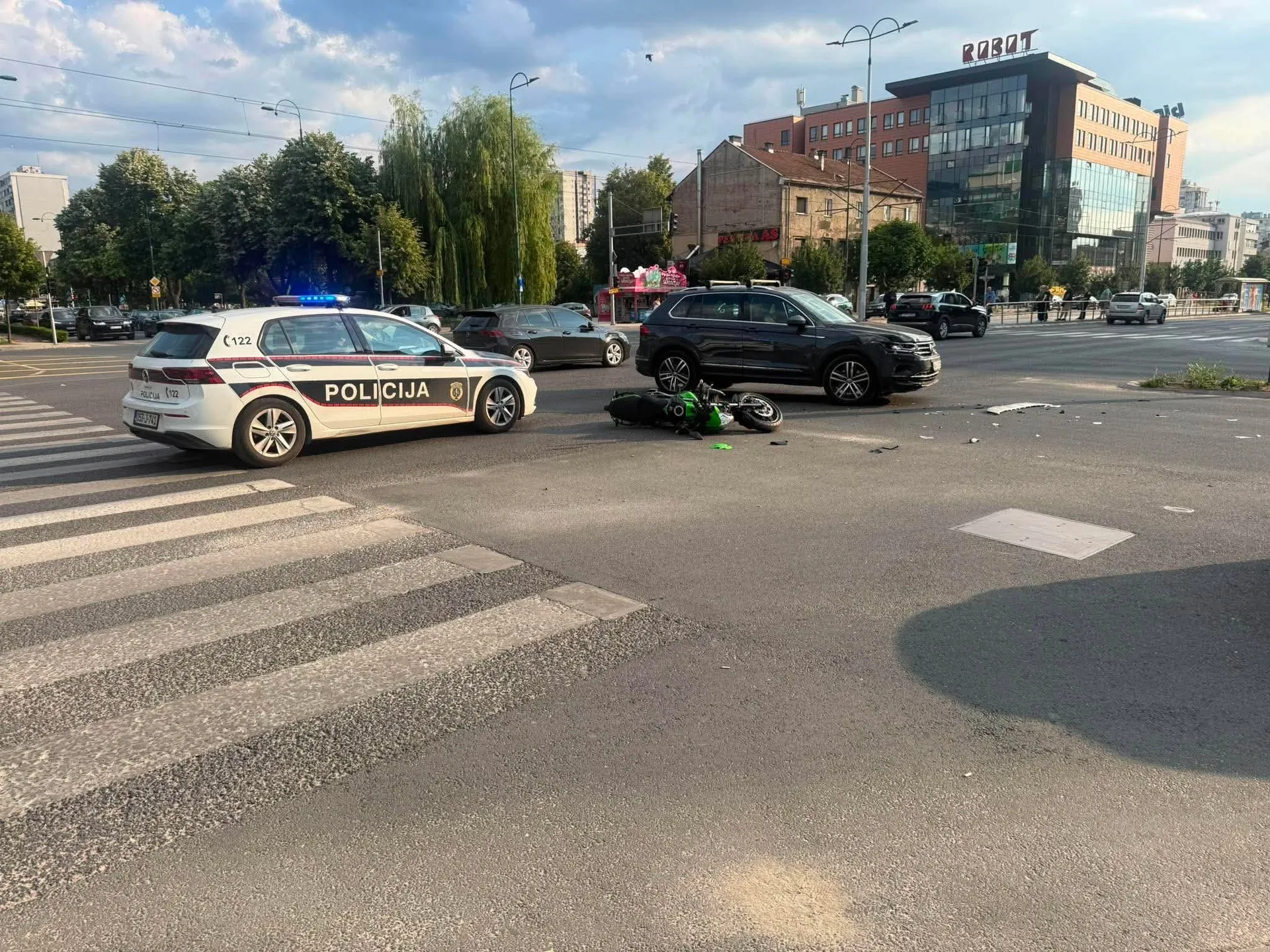 Sudar motocikla i automobila na Socijalnom, jedna osoba završila na KUM-u