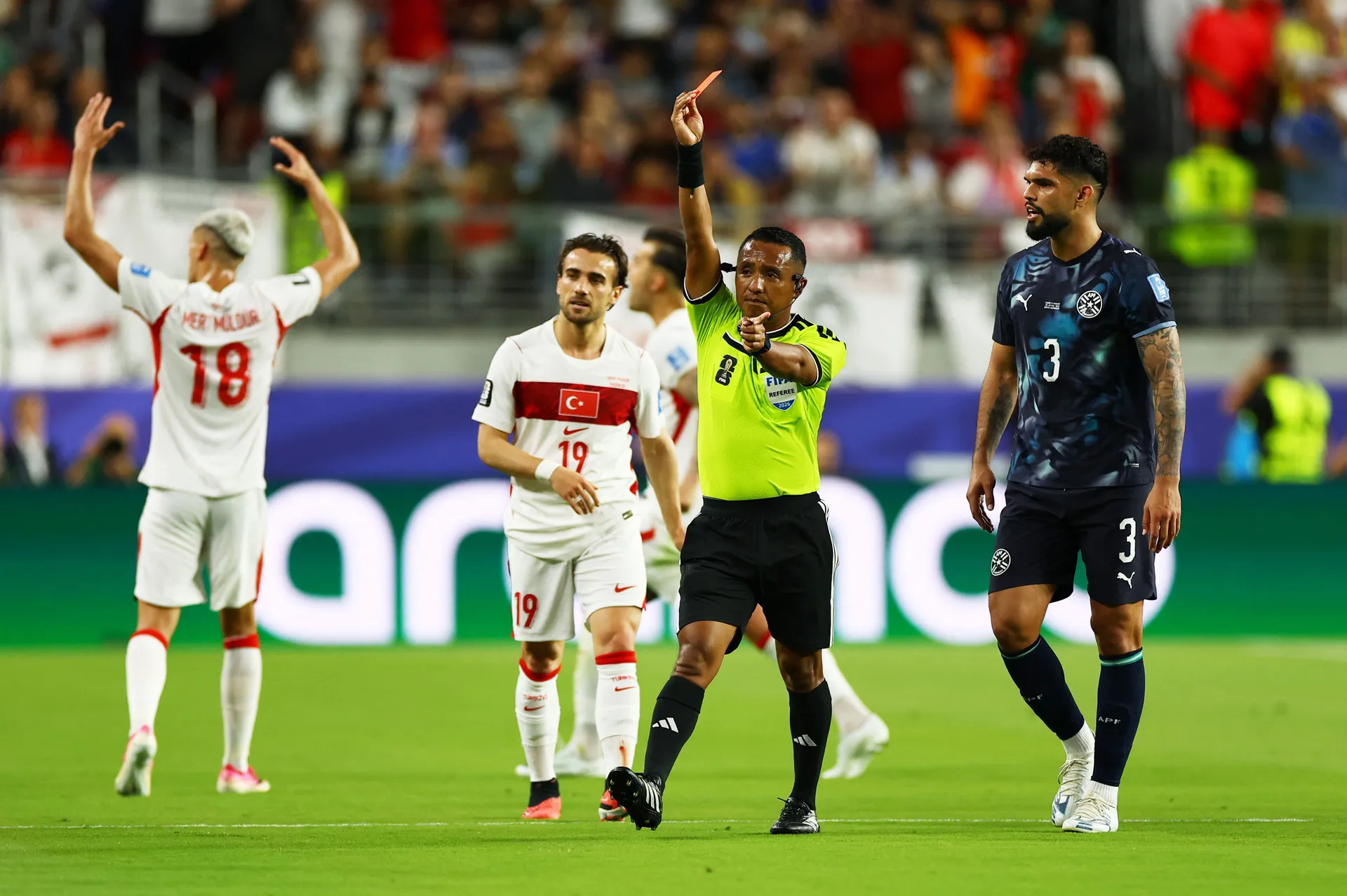 Miguel Almiron za primjer drugima, historijski crveni karton Paragvajcu