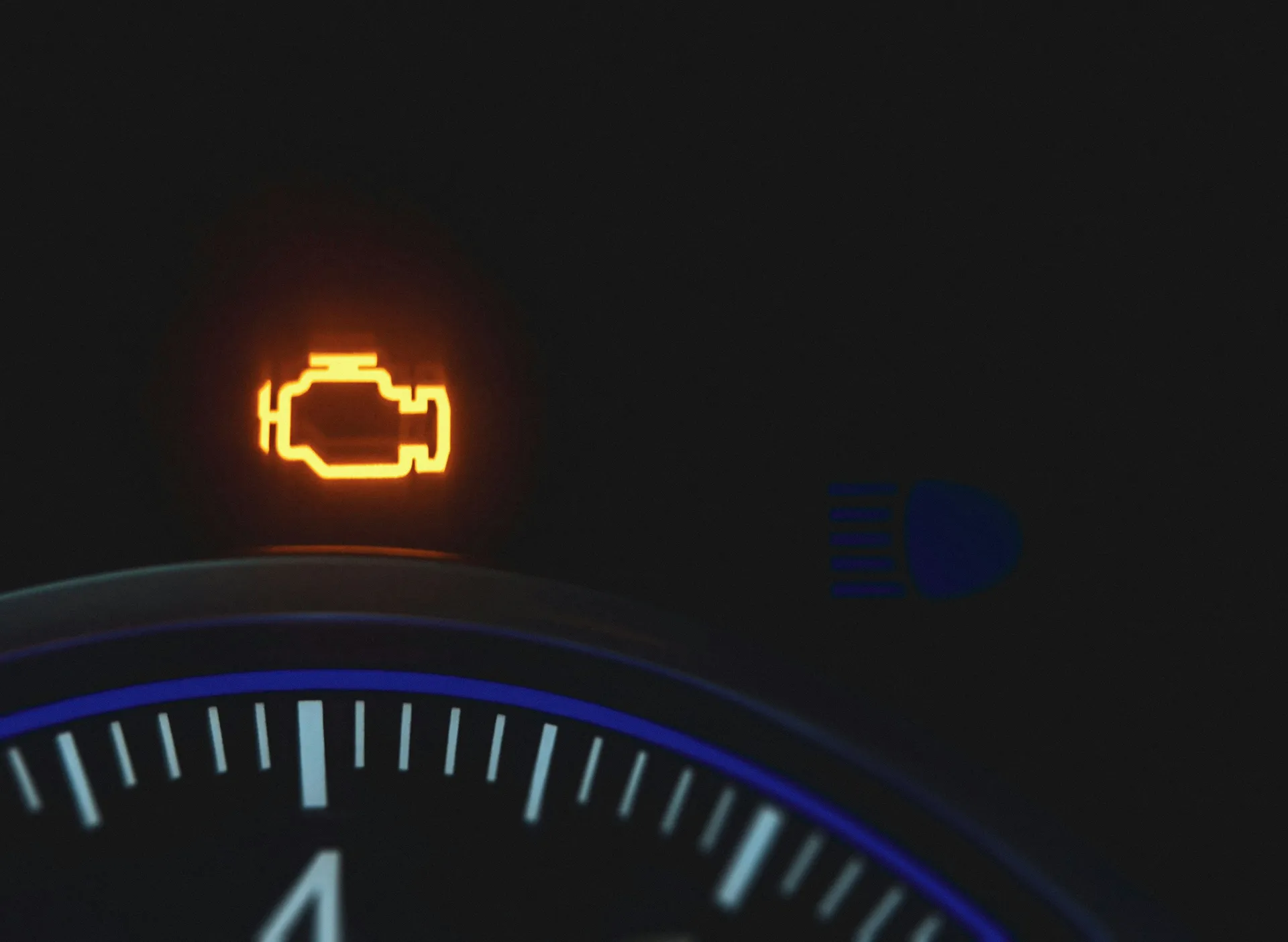 Upalila vam se lampica motora, evo šta to znači i kada morate stati