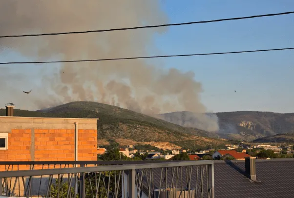 Požar zahvatio jedno od mostarskih naselja, vatrogasci na terenu