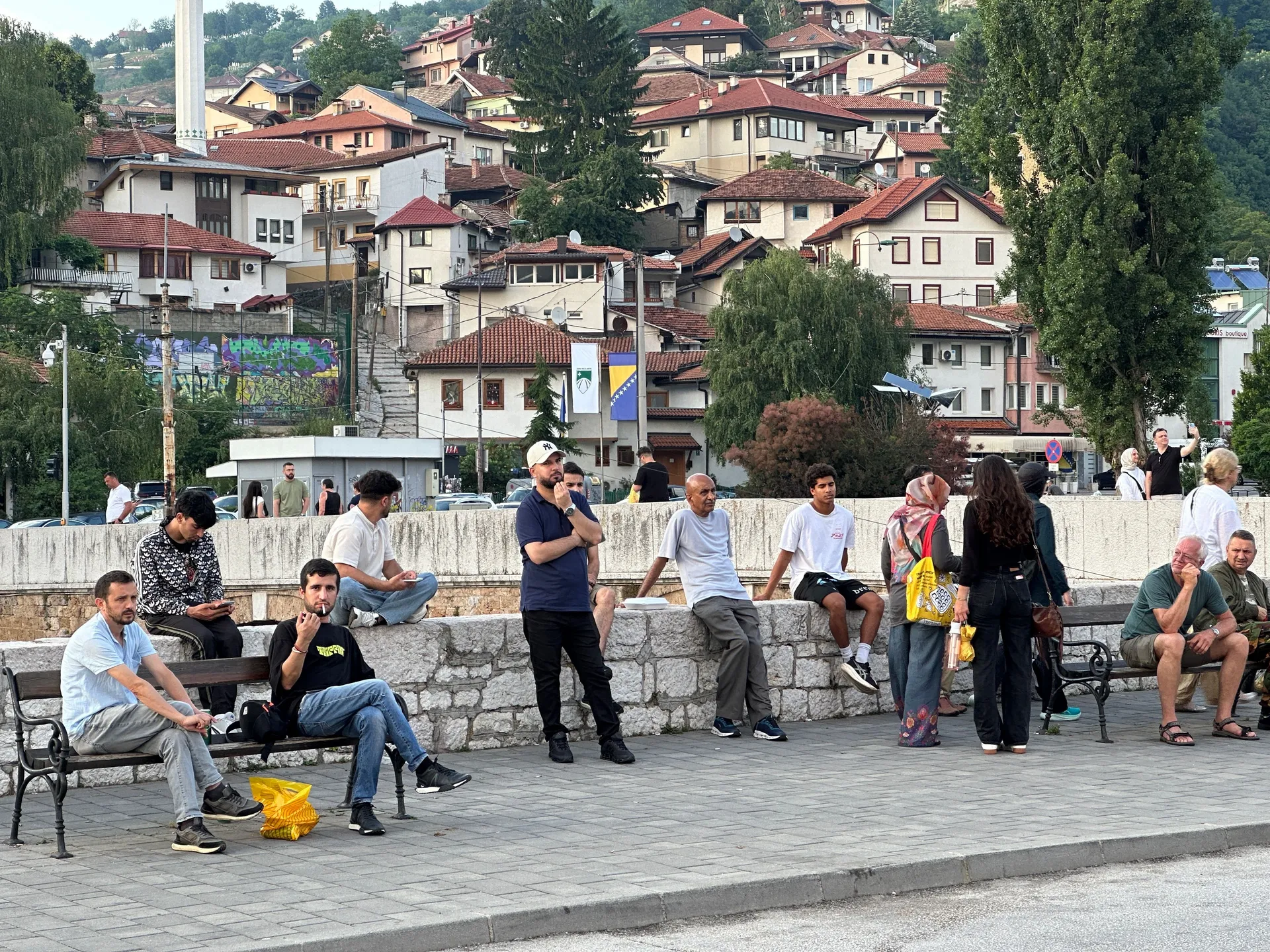 Gledanje utakmice na platou ispred Vijećnice