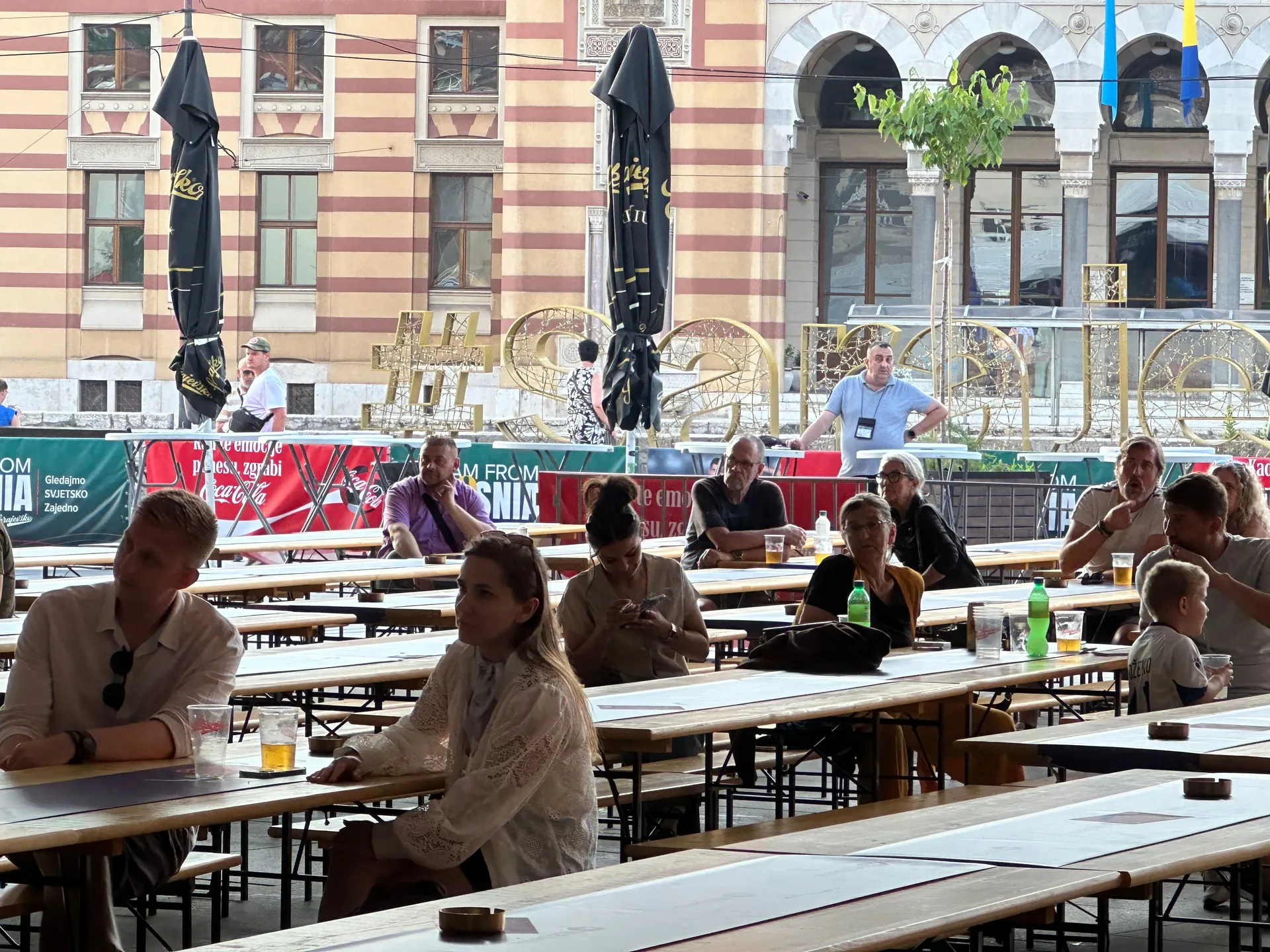 Gledanje utakmice na platou ispred Vijećnice