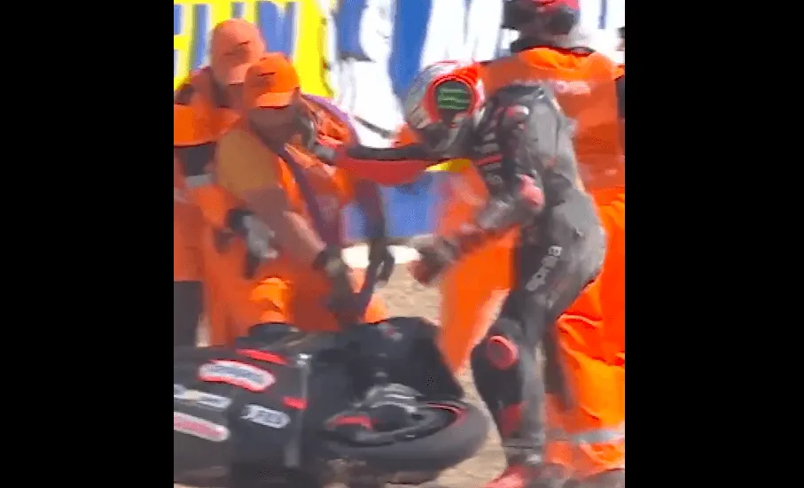 (VIDEO) Vozač suspendovan s Moto GP utrke jer je udario redara