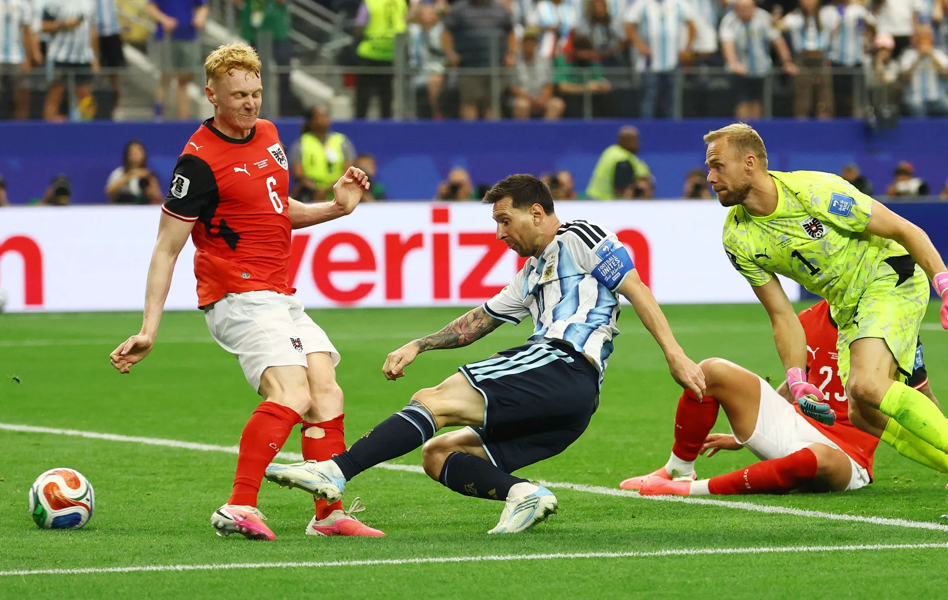 Schmeichel tvrdi da je Messi pogodio nakon greške sudije i VAR sobe