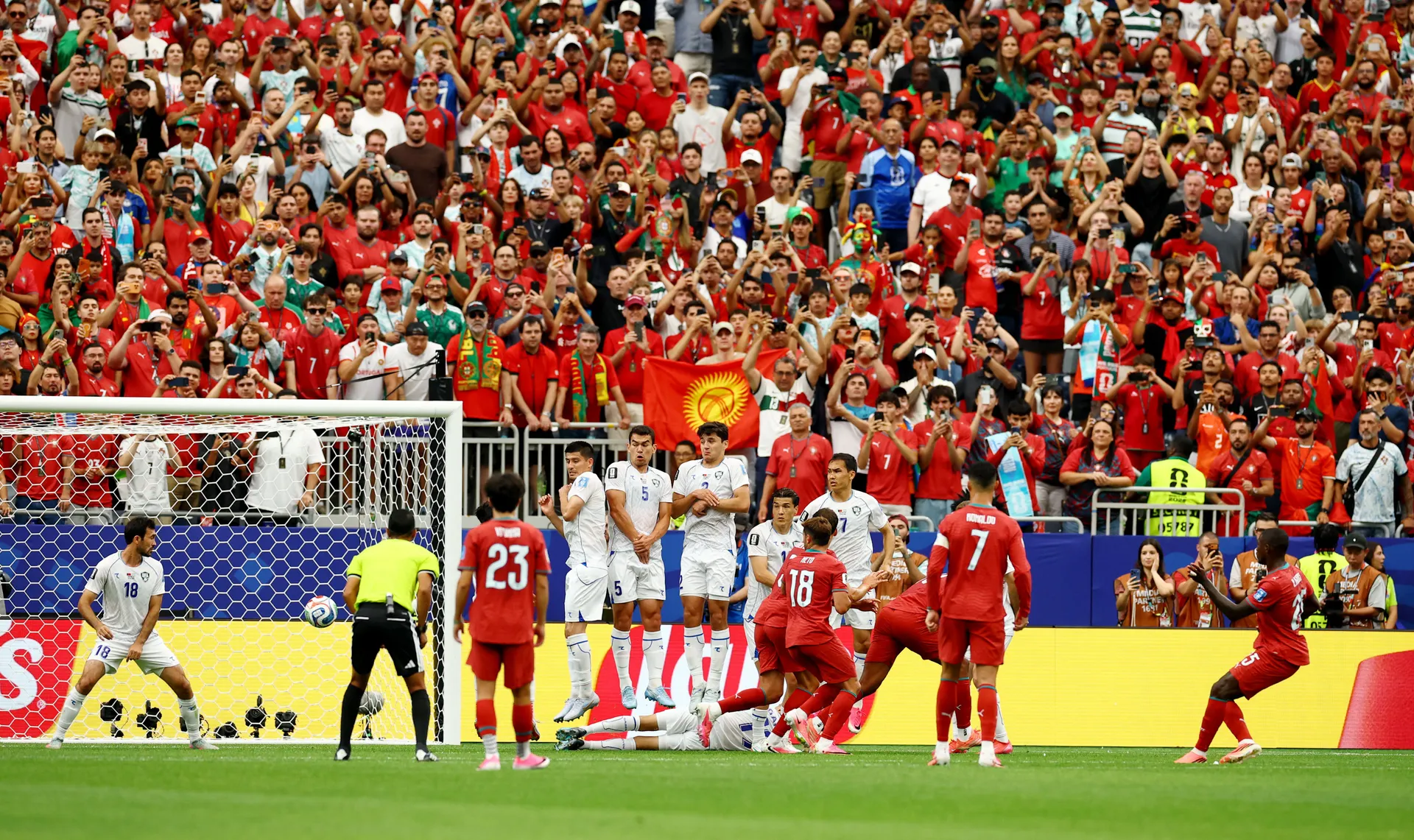 (VIDEO) Ronaldo mu prepustio "slobodnjak", Mendes izveo majstoriju