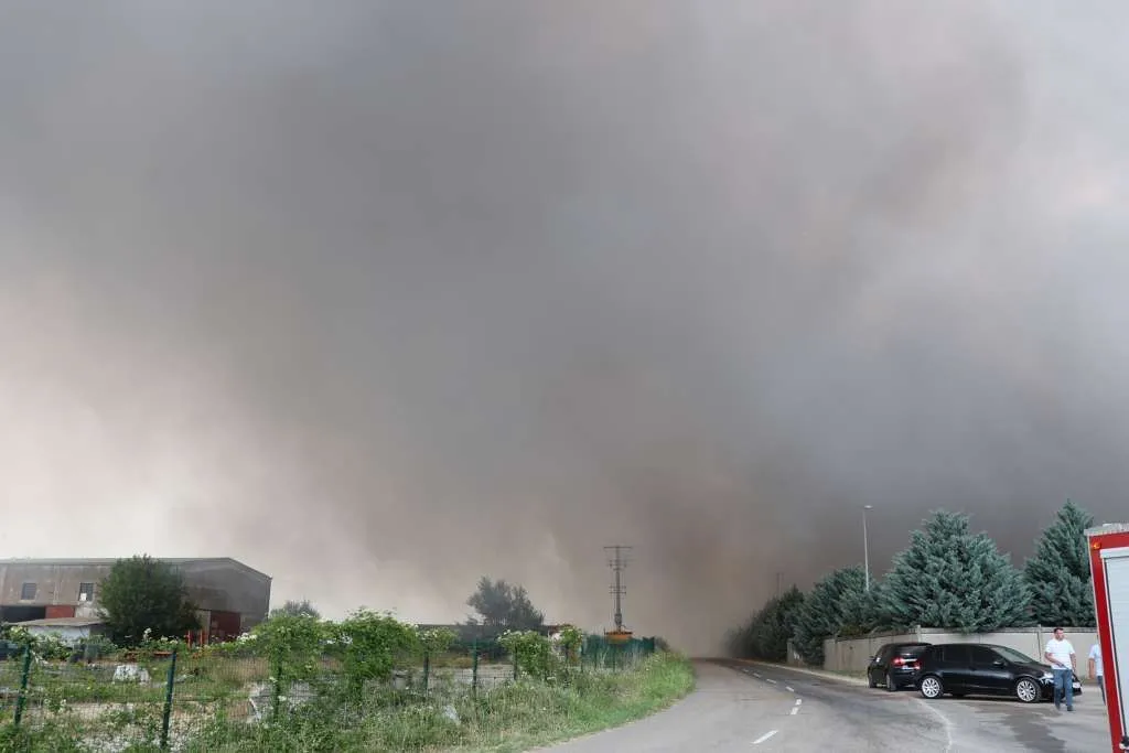 Požar na deponiji Uborak pod kontrolom, spriječeno širenje vatre