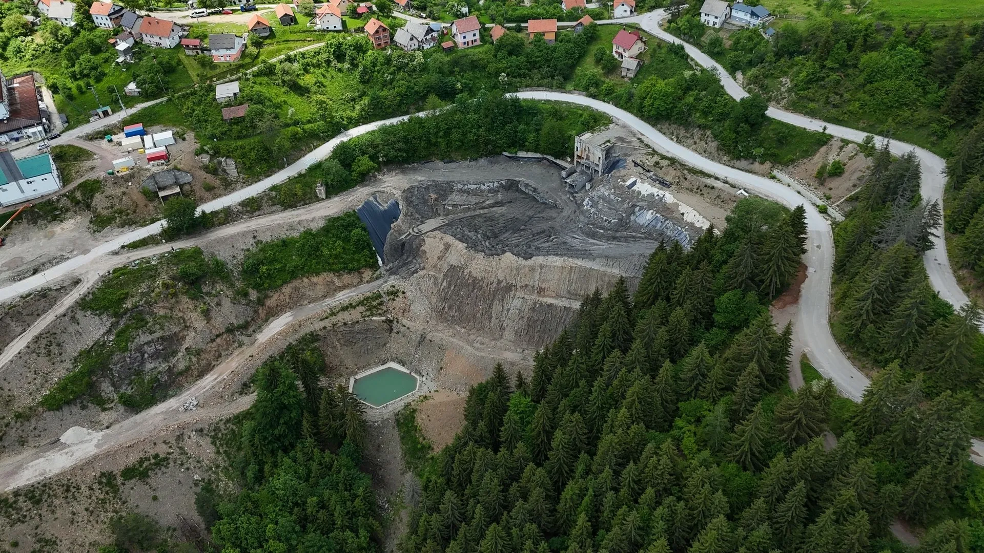 Epicentar zagađenja: Zgrada rudnika i odlagalište jalovine koji su podigli Varešane na noge i pokrenuli sudske sporove