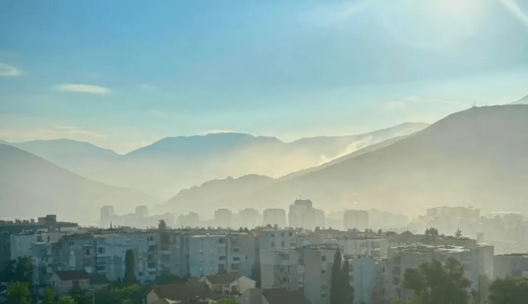 Vatrogasna ekipa dežura na Uborku, u Mostaru se još uvijek osjeti miris dima