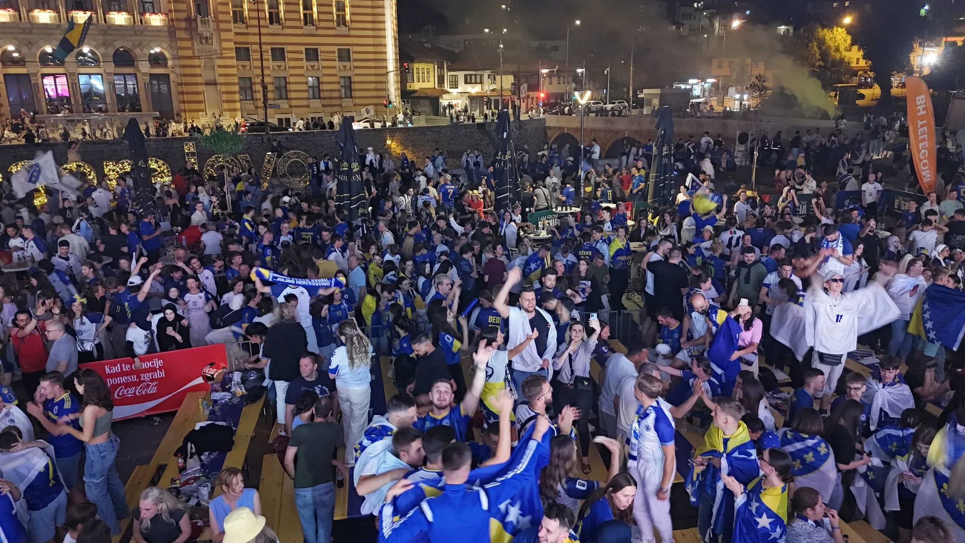 Vijećnica gorjela od emocija, navijači slavlje nastavili na ulicama Sarajeva