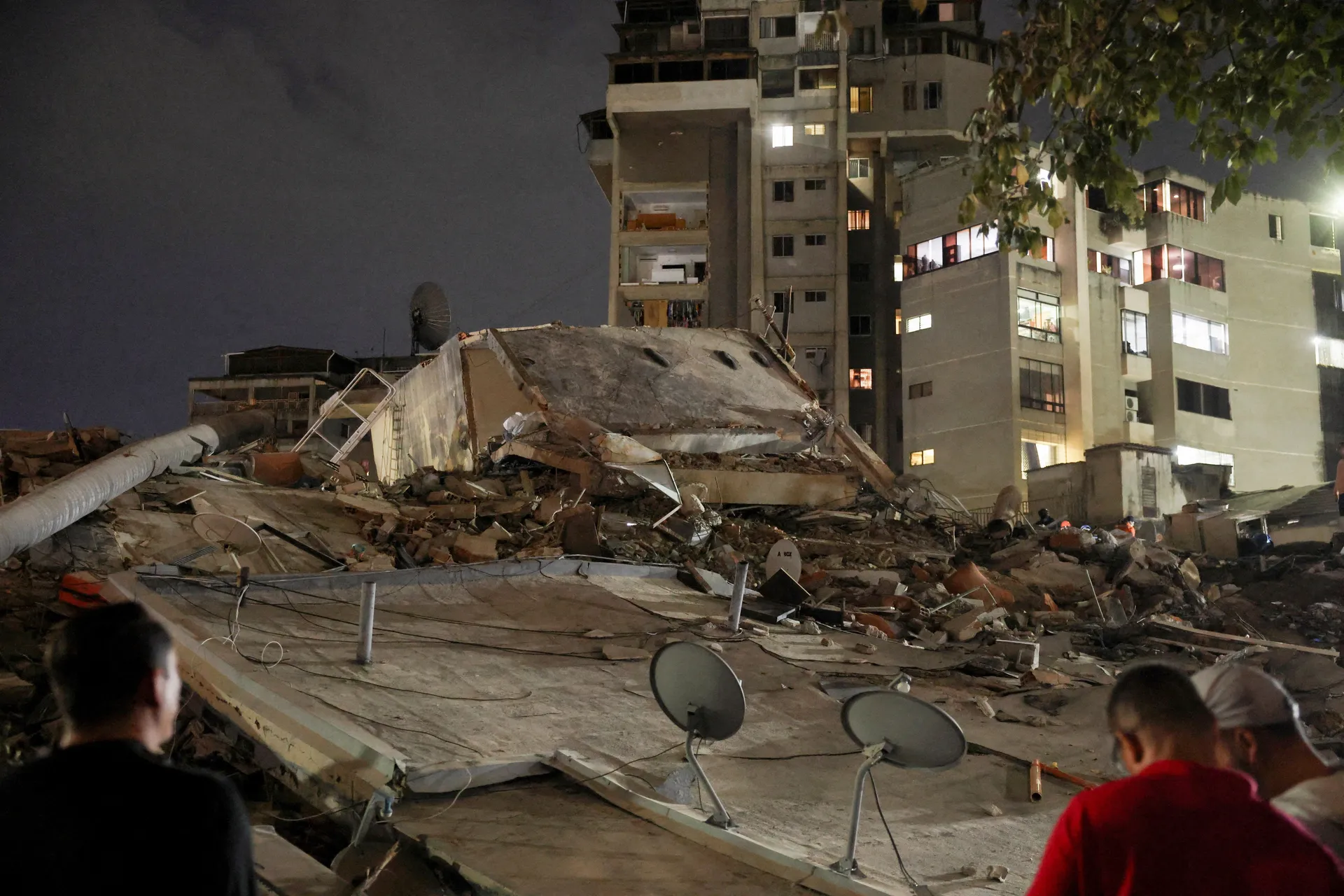 People gather at the site of a collapsed building after an earthquake in Caracas, Venezuela, June 24, 2026. REUTERS/Leonardo Fernandez Viloria REFILE - QUALITY REPEAT