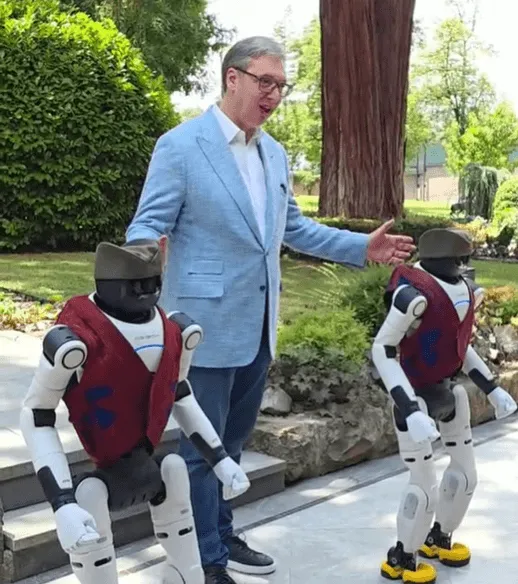 Vučić uz dva robota sa šajkačama Milutinom i Dragutinom pozvao građane na skup