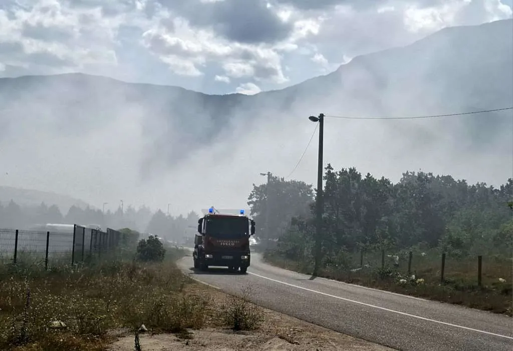 Požar kod deponije Uborak stavljen pod kontrolu, nema prijetnje po okolne objekte