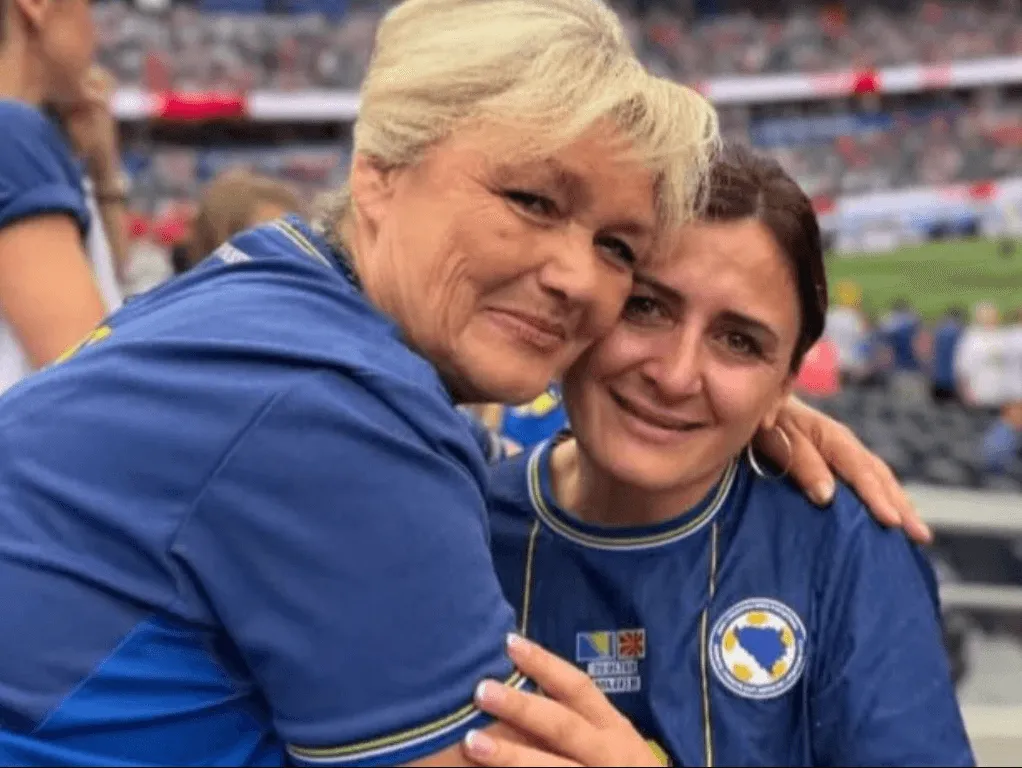 Majke Džeke i Alajbegovića u zagrljaju na stadionu u Seattleu