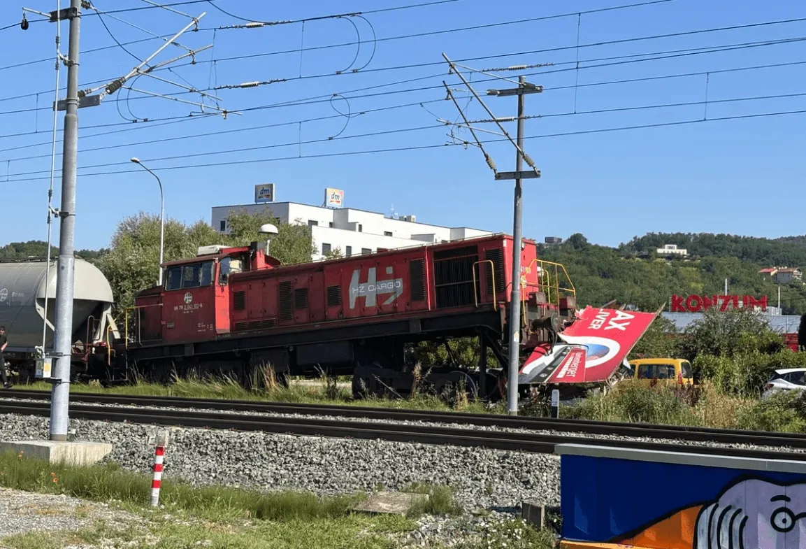 Željeznička nesreća u Zagrebu, voz iskočio iz šina i udario u jumbo plakat
