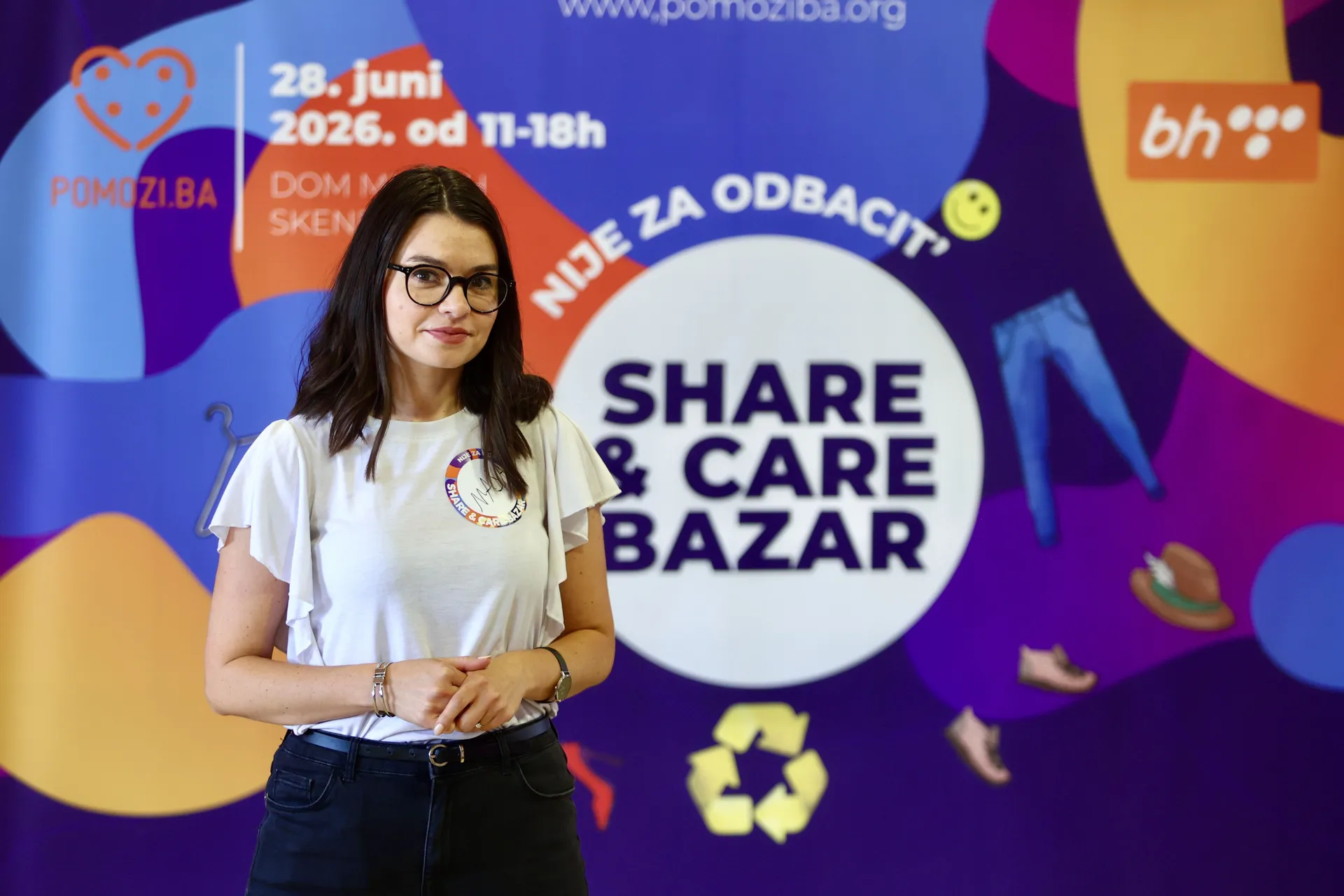 SARAJEVO, 28. juna (FENA) - Udruženje Pomozi.ba organiziralo je danas u Domu mladih u Sarajevu prvi humanitarni "Share & Care" bazar, pod sloganom "Nije za odbacit'", s ciljem prikupljanja sredstava za pomoć socijalno ugroženim i oboljelim korisnicima tog