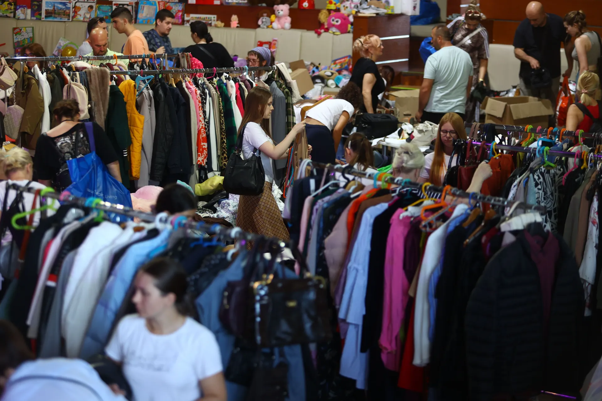 SARAJEVO, 28. juna (FENA) - Udruženje Pomozi.ba organiziralo je danas u Domu mladih u Sarajevu prvi humanitarni "Share & Care" bazar, pod sloganom "Nije za odbacit'", s ciljem prikupljanja sredstava za pomoć socijalno ugroženim i oboljelim korisnicima tog