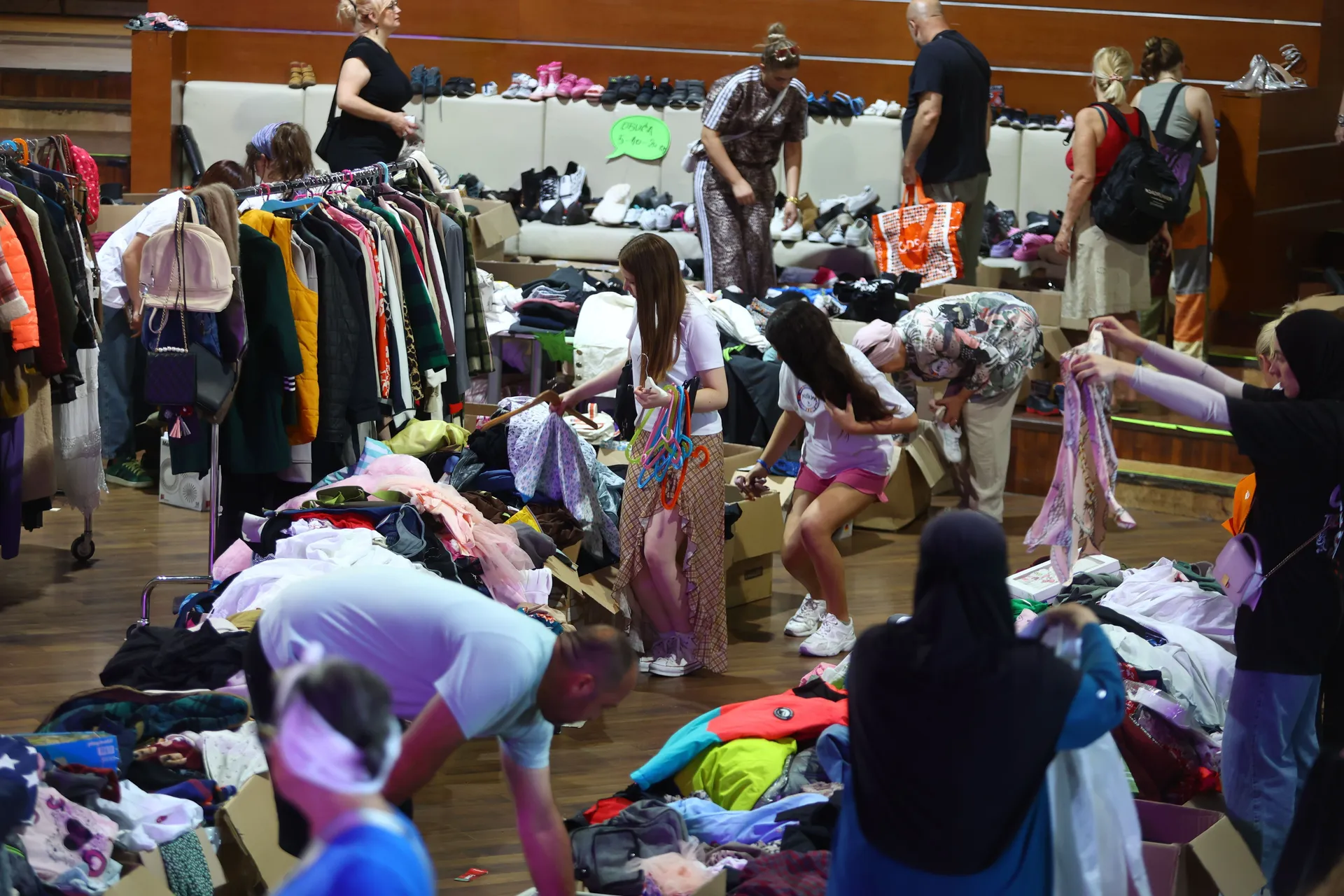 SARAJEVO, 28. juna (FENA) - Udruženje Pomozi.ba organiziralo je danas u Domu mladih u Sarajevu prvi humanitarni "Share & Care" bazar, pod sloganom "Nije za odbacit'", s ciljem prikupljanja sredstava za pomoć socijalno ugroženim i oboljelim korisnicima tog