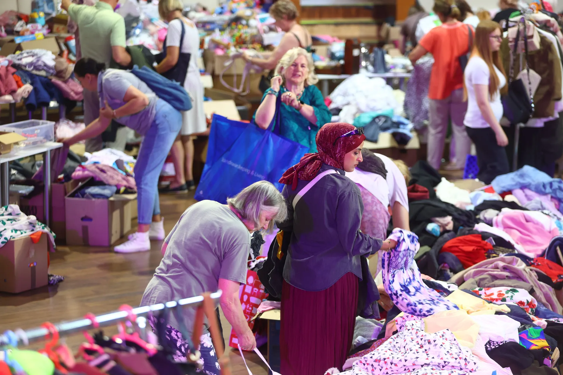 SARAJEVO, 28. juna (FENA) - Udruženje Pomozi.ba organiziralo je danas u Domu mladih u Sarajevu prvi humanitarni "Share & Care" bazar, pod sloganom "Nije za odbacit'", s ciljem prikupljanja sredstava za pomoć socijalno ugroženim i oboljelim korisnicima tog