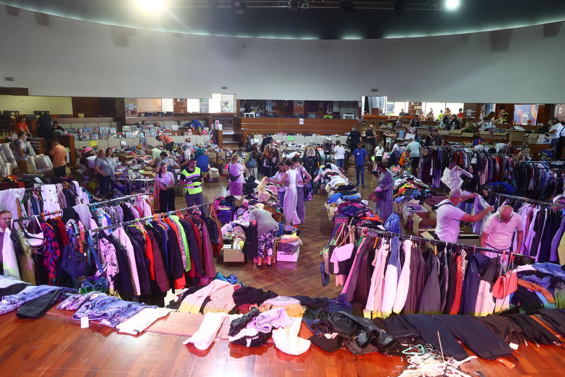 SARAJEVO, 28. juna (FENA) - Udruženje Pomozi.ba organiziralo je danas u Domu mladih u Sarajevu prvi humanitarni "Share & Care" bazar, pod sloganom "Nije za odbacit'", s ciljem prikupljanja sredstava za pomoć socijalno ugroženim i oboljelim korisnicima tog