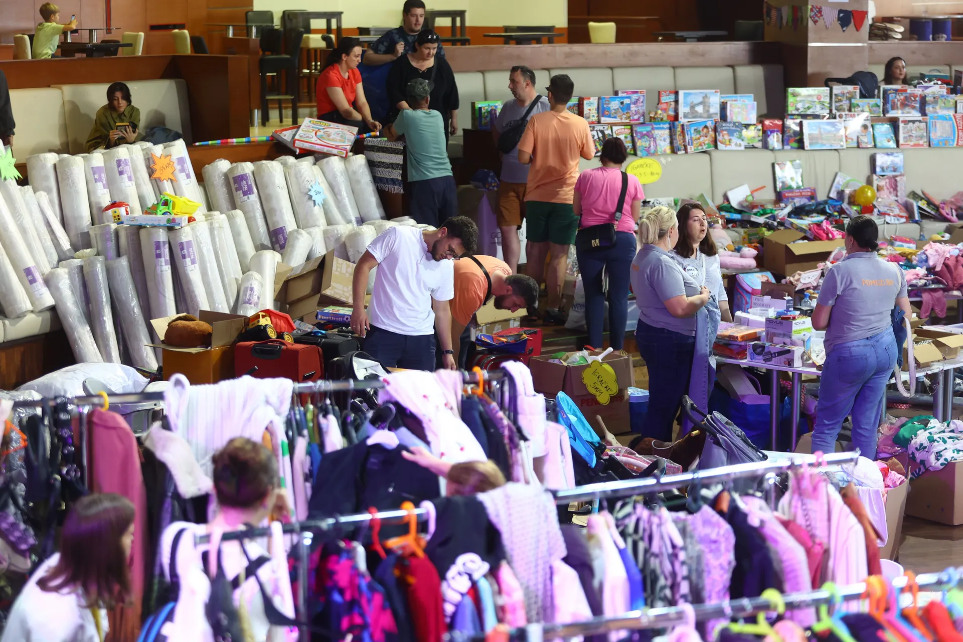 SARAJEVO, 28. juna (FENA) - Udruženje Pomozi.ba organiziralo je danas u Domu mladih u Sarajevu prvi humanitarni "Share & Care" bazar, pod sloganom "Nije za odbacit'", s ciljem prikupljanja sredstava za pomoć socijalno ugroženim i oboljelim korisnicima tog