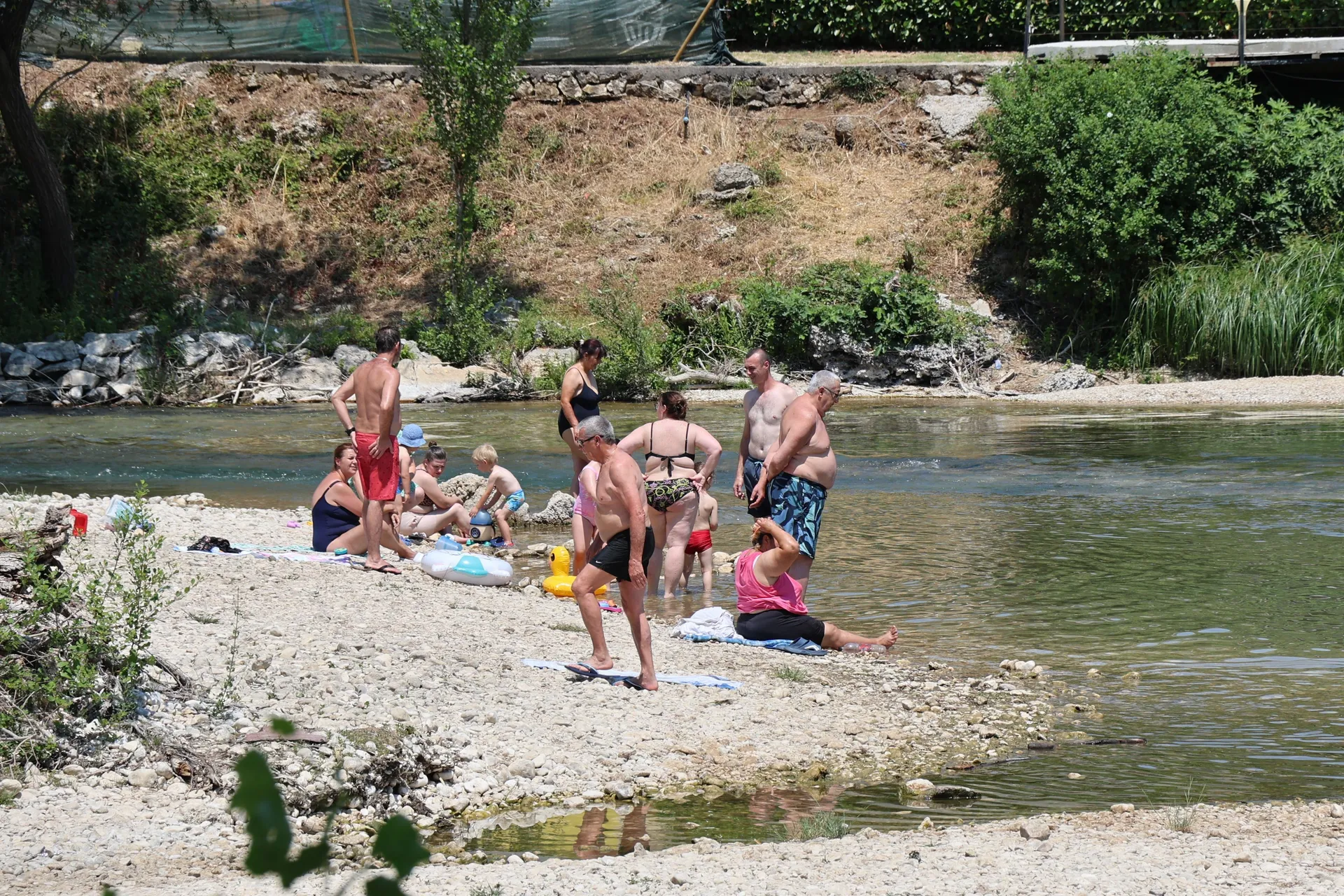 MOSTAR, 28. lipnja (FENA) – Toplinski val koji je zahvatio regiju nije zaobišao ni Mostar pa su stanovnici grada na Neretvi spas potražili na lokalnim kupalištima. (Mateo Marinović)