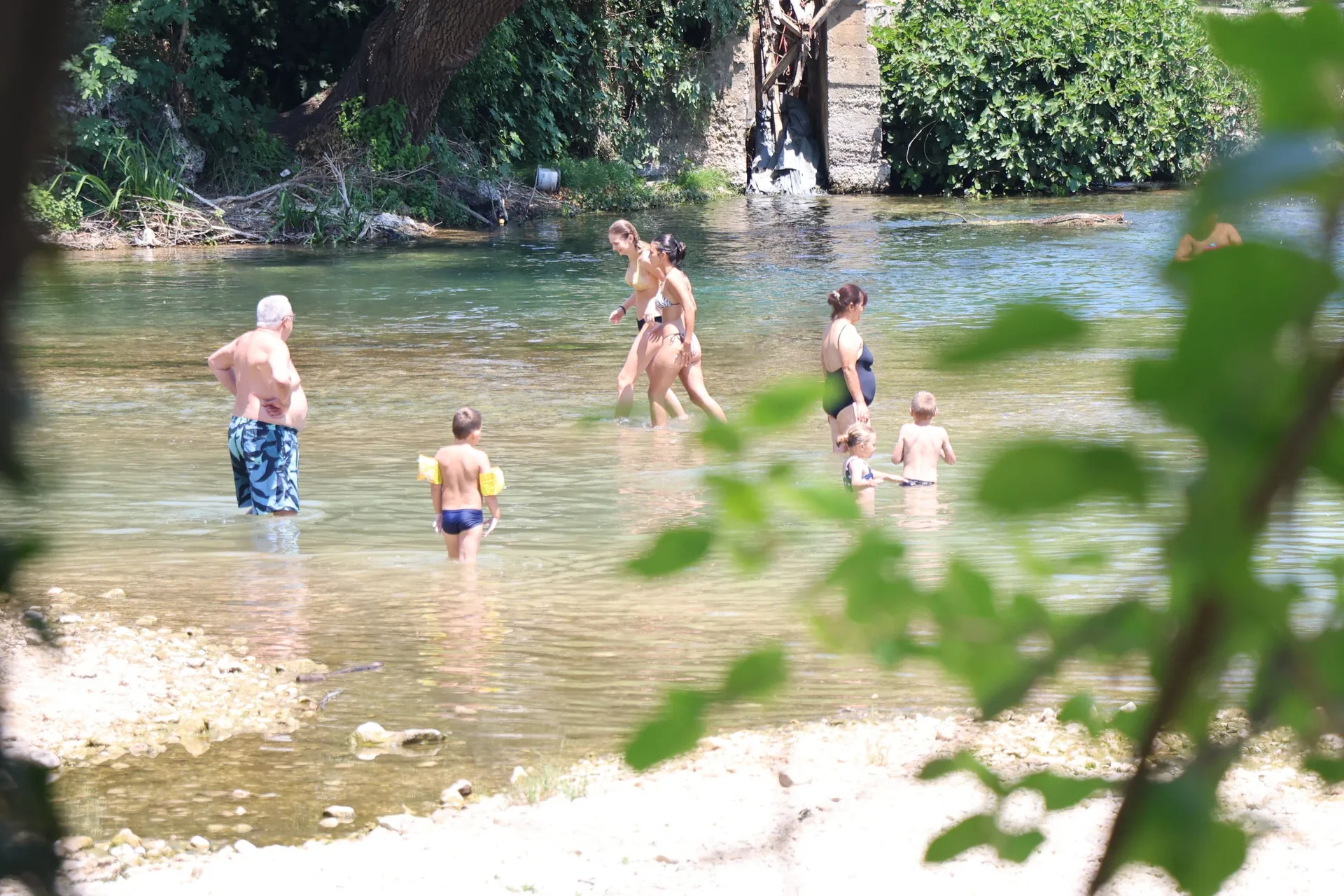 MOSTAR, 28. lipnja (FENA) – Toplinski val koji je zahvatio regiju nije zaobišao ni Mostar pa su stanovnici grada na Neretvi spas potražili na lokalnim kupalištima. (Mateo Marinović)