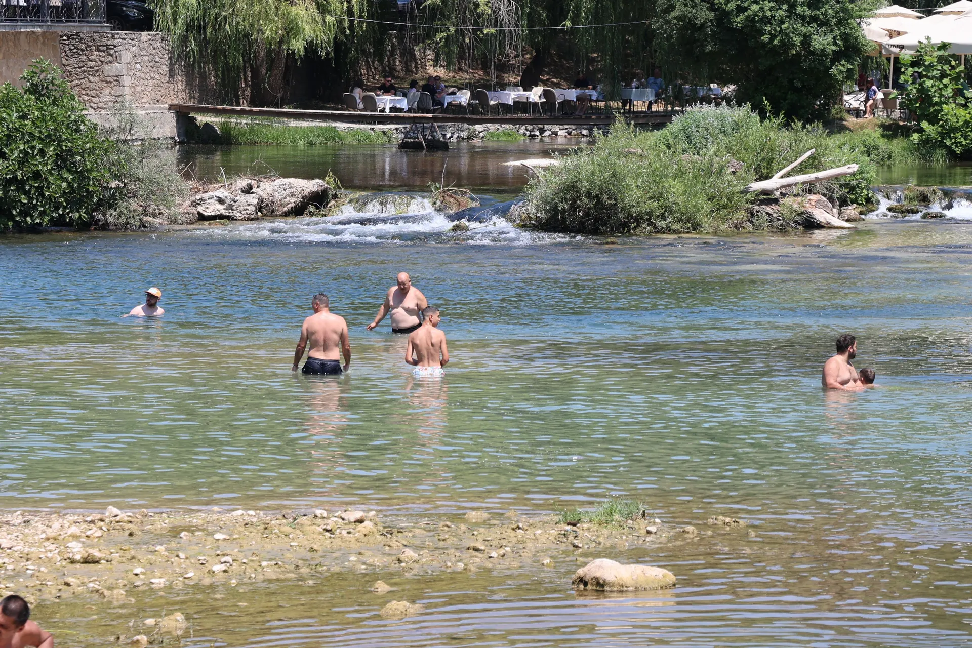 MOSTAR, 28. lipnja (FENA) – Toplinski val koji je zahvatio regiju nije zaobišao ni Mostar pa su stanovnici grada na Neretvi spas potražili na lokalnim kupalištima. (Mateo Marinović)