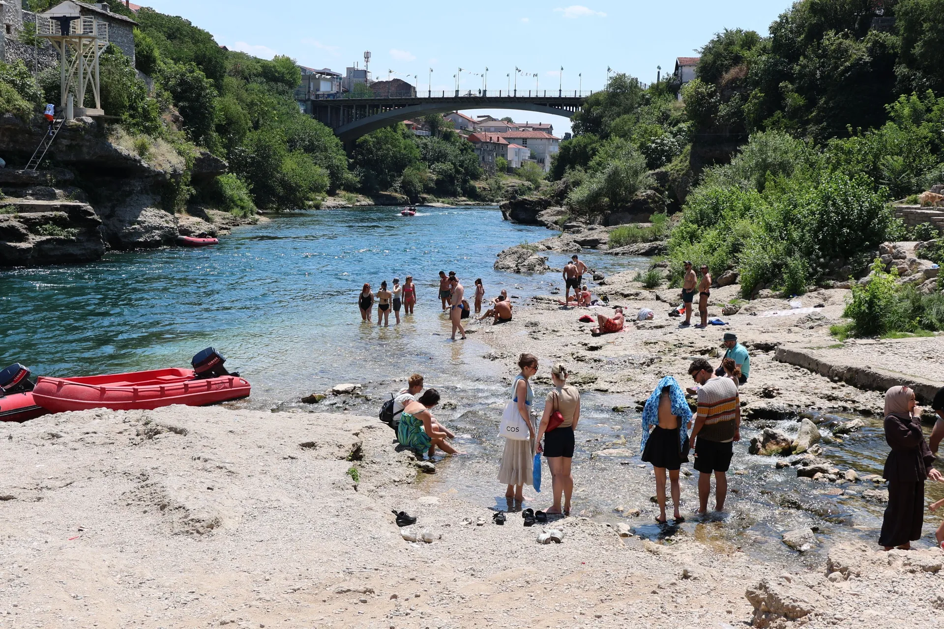 Nesnosna vrućina izmamila i Mostarce na lokalna kupališta u potrazi za osvježenjem