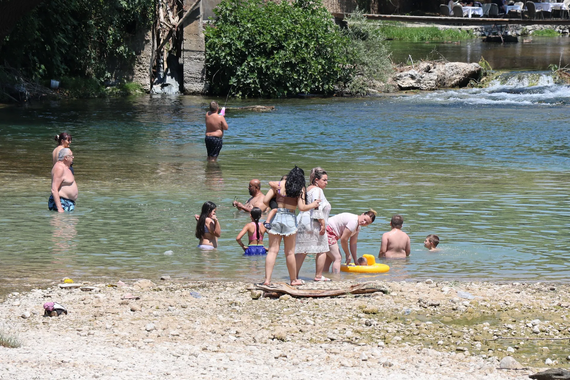 MOSTAR, 28. lipnja (FENA) – Toplinski val koji je zahvatio regiju nije zaobišao ni Mostar pa su stanovnici grada na Neretvi spas potražili na lokalnim kupalištima. (Mateo Marinović)